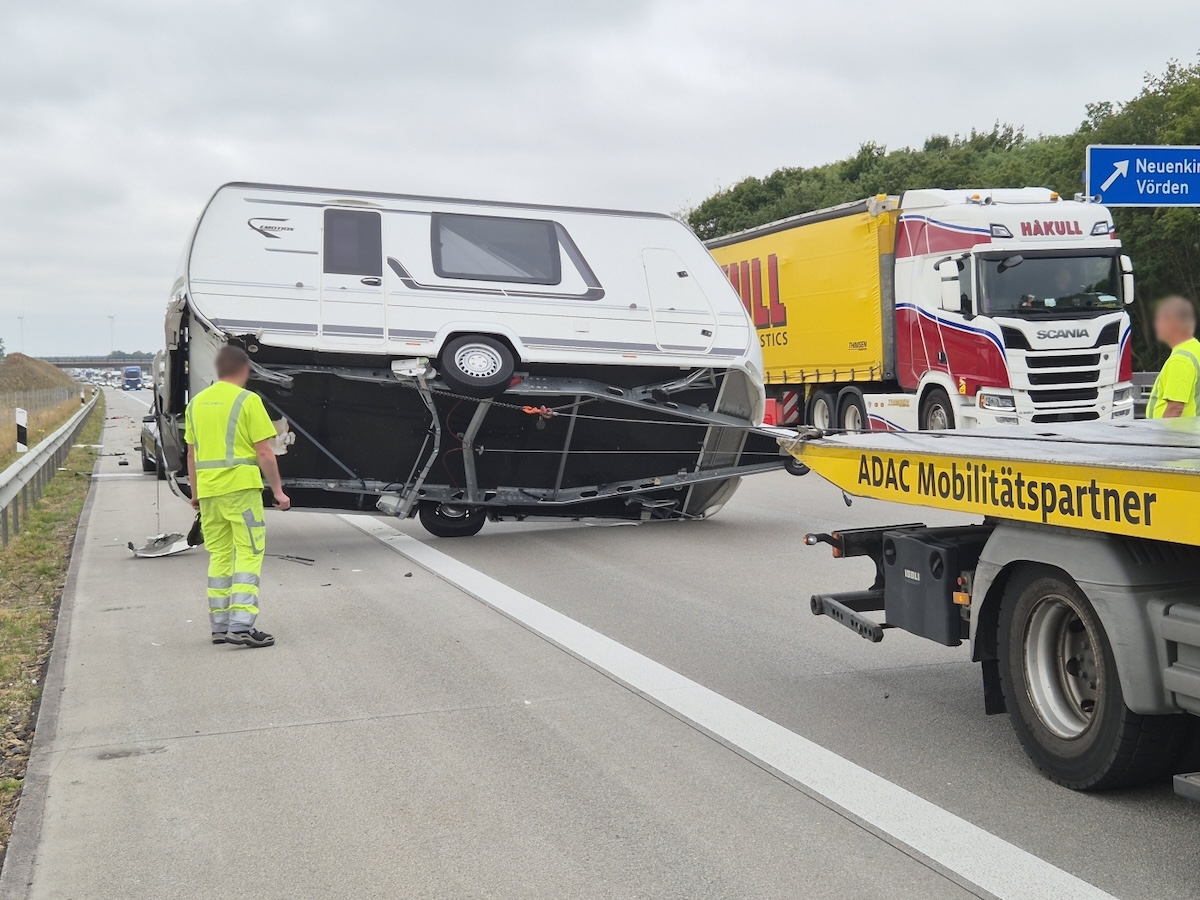 umgestürzter Wohnwagen auf der Autobahn A1