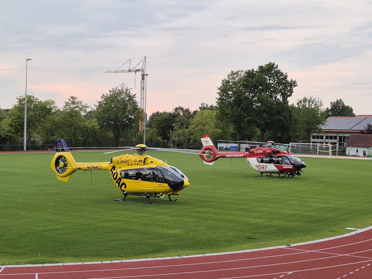 Je ein Hubschrauber des ADAC und der DRF Luftrettung waren in Bohmte im Einsatz, sie landeten auf einem Sportplatz nahe des Unfallorts