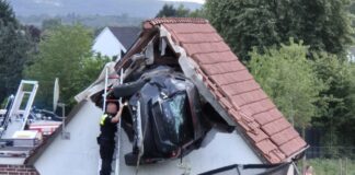 Das Unfallauto im Dach in Bohmte
