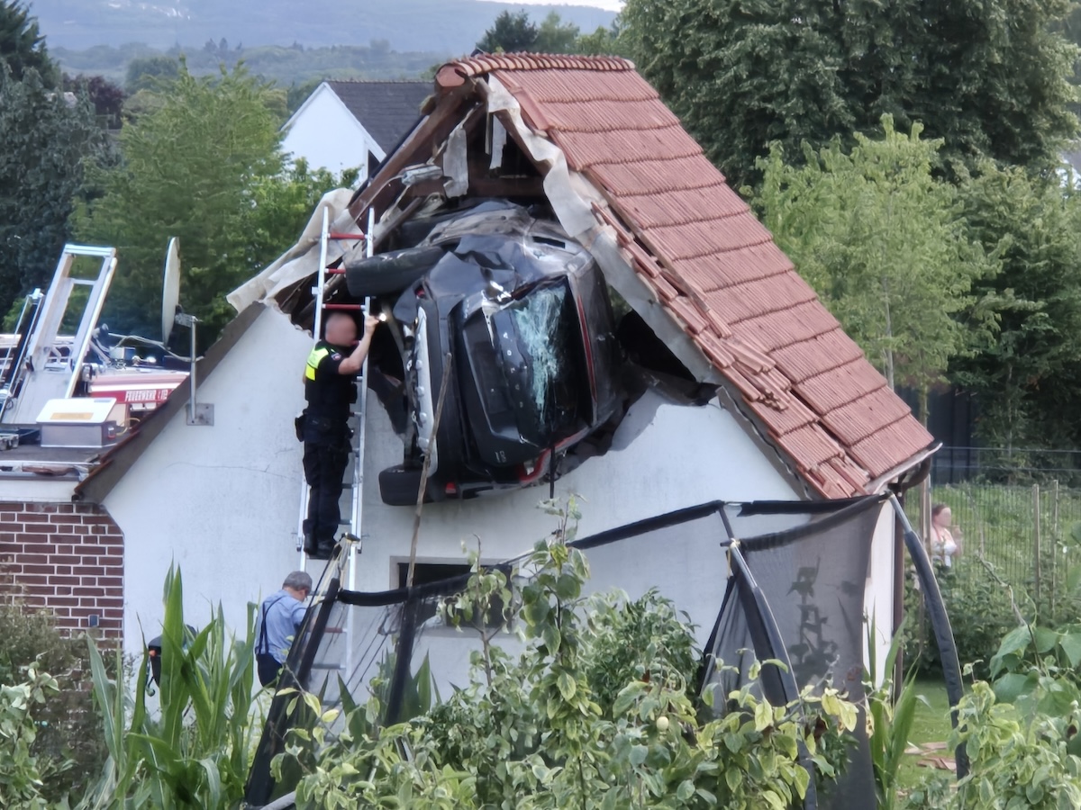 Das Unfallauto im Dach in Bohmte