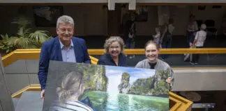 Ausstellungseröffnung mit Kreisrat Matthias Selle, Monika Altevogt vom Kulturbüro und der Künstlerin Lena Brüner. / Foto: Swaantje Hehmann