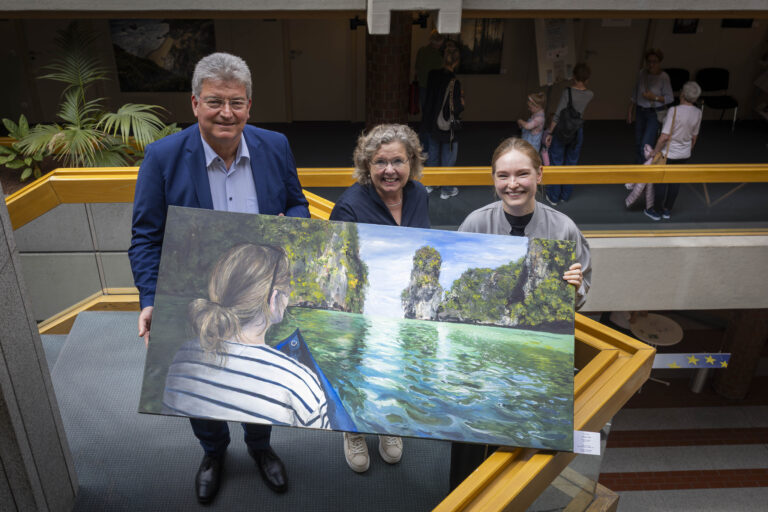 Ausstellungseröffnung mit Kreisrat Matthias Selle, Monika Altevogt vom Kulturbüro und der Künstlerin Lena Brüner. / Foto: Swaantje Hehmann