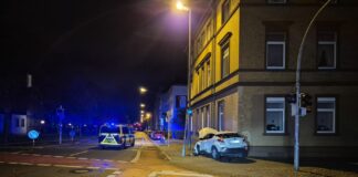 Der beschädigte Toyota an der Unfallstelle. / Foto: Heiko Westermann