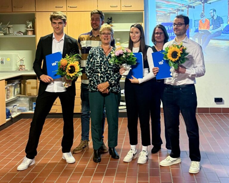 V.l.n.r.: Lennard Sogl, VDI-Vorsitzende Prof. Dr. Angela HamannSteinmeier, Sina-Marie Anker, Firas Adleh. Die Studierenden haben sich in ihren Abschlussarbeiten mit aktuellen technischen Fragestellungen beschäftigen und gesellschaftlich relevante Themen aufgegriffen. / Foto: Ulrike Starmann