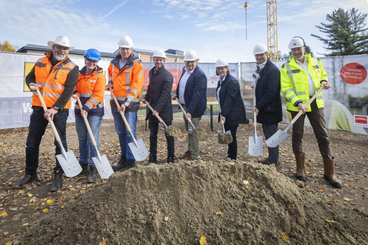 BU: Spatenstich für den Hochbau am Wasserwerk Thiene: Unser Foto zeigt (v.l.) Oliver Renner (Beton- und Monierbau), Anne Westerfeld (CONSULAQUA), Christoph Miemietz (Projektleiter, SWO), Nico Kuschel (Leiter Wasserwerke und Kläranlagen, SWO Netz), Tino Schmelzle (Geschäftsführer SWO Netz), Agnes Droste (Bürgermeisterin Alfhausen), Daniel Waschow (SWO- Vorstandsvorsitzender), Jens-Peter Zuther (Geschäftsführer Köster GmbH).