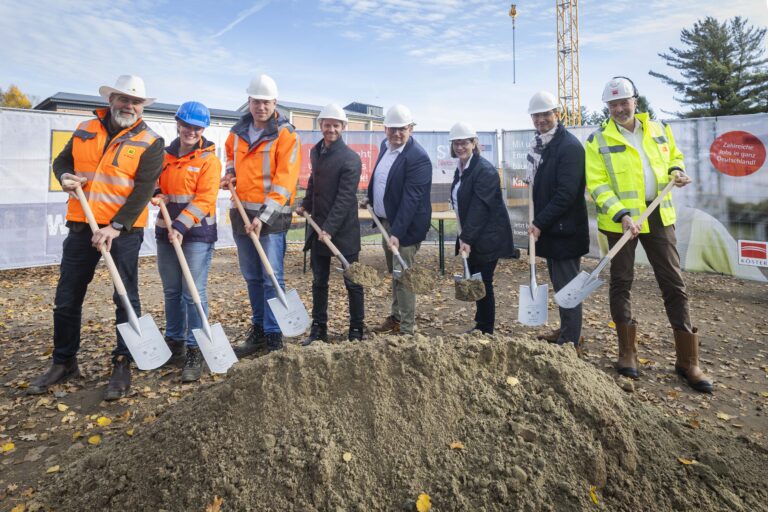 BU: Spatenstich für den Hochbau am Wasserwerk Thiene: Unser Foto zeigt (v.l.) Oliver Renner (Beton- und Monierbau), Anne Westerfeld (CONSULAQUA), Christoph Miemietz (Projektleiter, SWO), Nico Kuschel (Leiter Wasserwerke und Kläranlagen, SWO Netz), Tino Schmelzle (Geschäftsführer SWO Netz), Agnes Droste (Bürgermeisterin Alfhausen), Daniel Waschow (SWO- Vorstandsvorsitzender), Jens-Peter Zuther (Geschäftsführer Köster GmbH). in Osnabrück (Gesamtstadt)