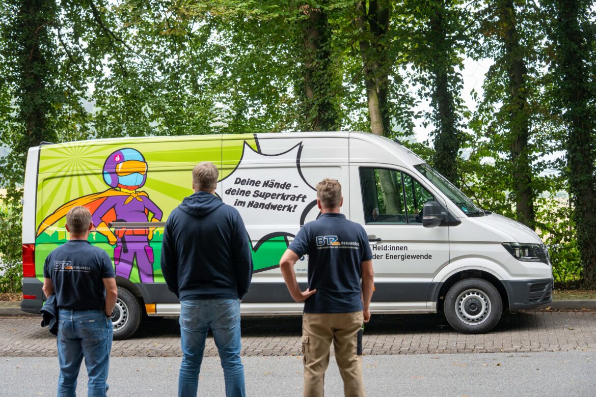 Die auffällig im Comic-Style lackierten Werkstattwagen haben die komplette Ausrüstung für die Schülerinnen und Schüler dabei. Bild: HWK