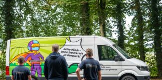 Die auffällig im Comic-Style lackierten Werkstattwagen haben die komplette Ausrüstung für die Schülerinnen und Schüler dabei. Bild: HWK