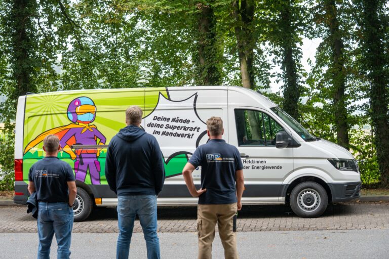 Die auffällig im Comic-Style lackierten Werkstattwagen haben die komplette Ausrüstung für die Schülerinnen und Schüler dabei. Bild: HWK