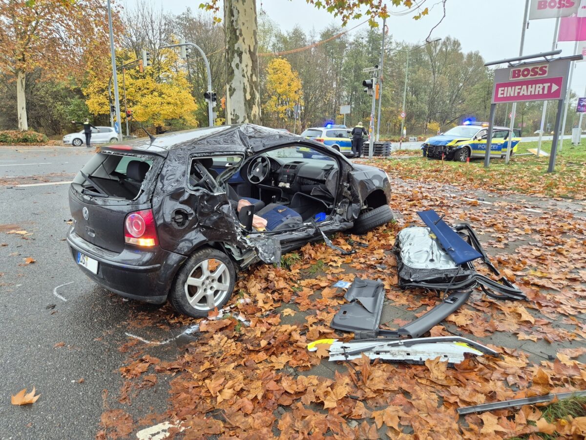Streifenwagen und VW kollidieren auf Hannoverscher Straße in Osnabrück Kollision mit Streifenwagen auf Hannoverscher Straße in Osnabrück