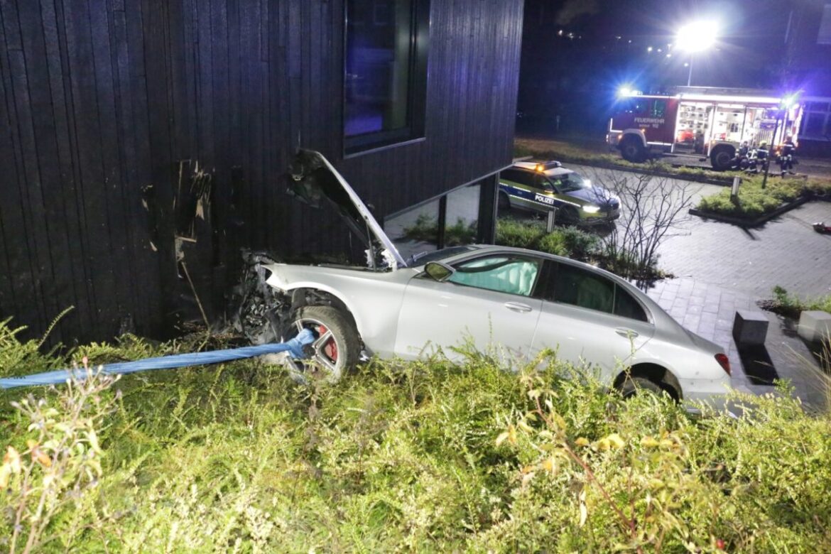 Auto kracht in Fassade