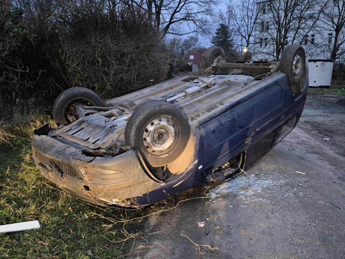 PKW landet in Bramsche auf dem Dach