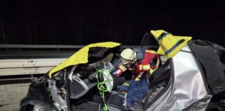 Schwerer Unfall mit beschädigtem Smart auf der Autobahn A1