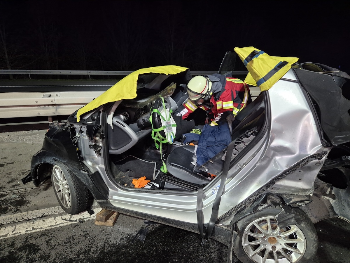 Schwerer Unfall mit beschädigtem Smart auf der Autobahn A1