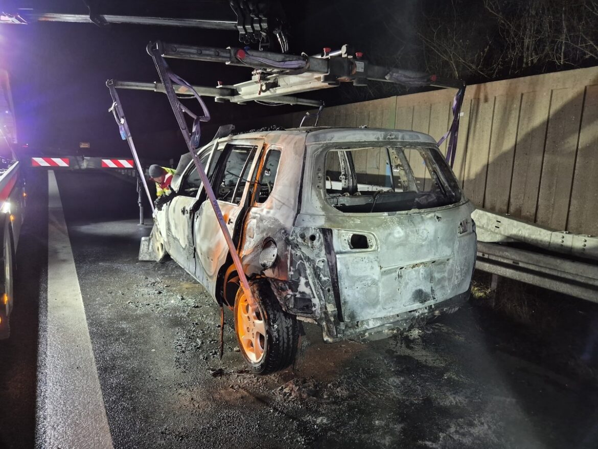 Der völlig ausgebrannte Mazda auf der A30