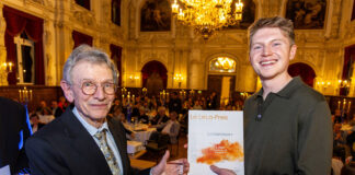 Dr. Andreas Kratzer vom Vorstand Lernort-Labor überreicht Sascha Hager, Doktorand in der AG Beeken, den LeLa-Preis 2025.