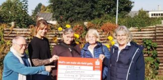 Ortsverband Osnabrück-West überreicht feierlich den symbolischen Scheck an das Laurentiushaus. / Foto: Ortsverband Osnabrück West