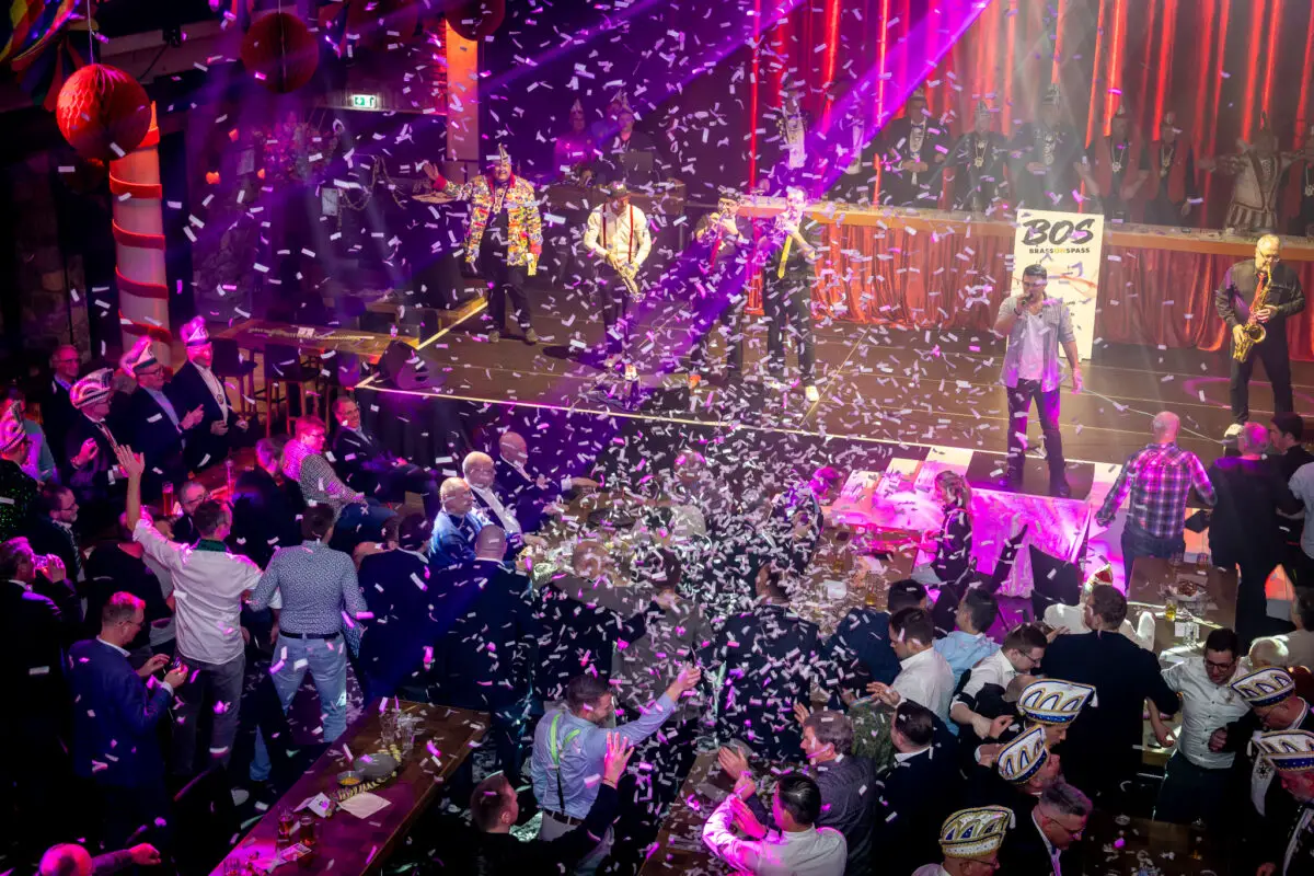 Partystimmung und Konfetti mit der Band BOS bei der Herrensitzung 2.0 im Alando Palais