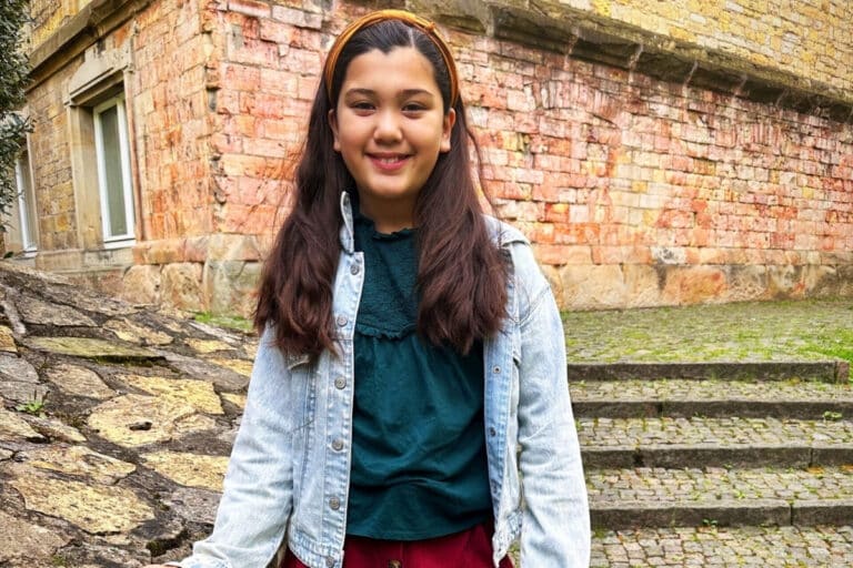 Margarete Marshall aus Osnabrück ist im KiKA-Kinderredaktionsrat. / Foto: Marie-Ann Marshall in Wüste