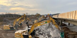 Die ersten Betonbrocken sind bereits frühmorgens in das vorbereitete Fallbett aus Sand gefallen, das die Fahrbahndecke vor Schäden schützt.
