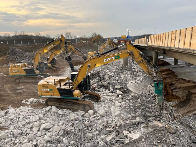 Die ersten Betonbrocken sind bereits frühmorgens in das vorbereitete Fallbett aus Sand gefallen, das die Fahrbahndecke vor Schäden schützt.