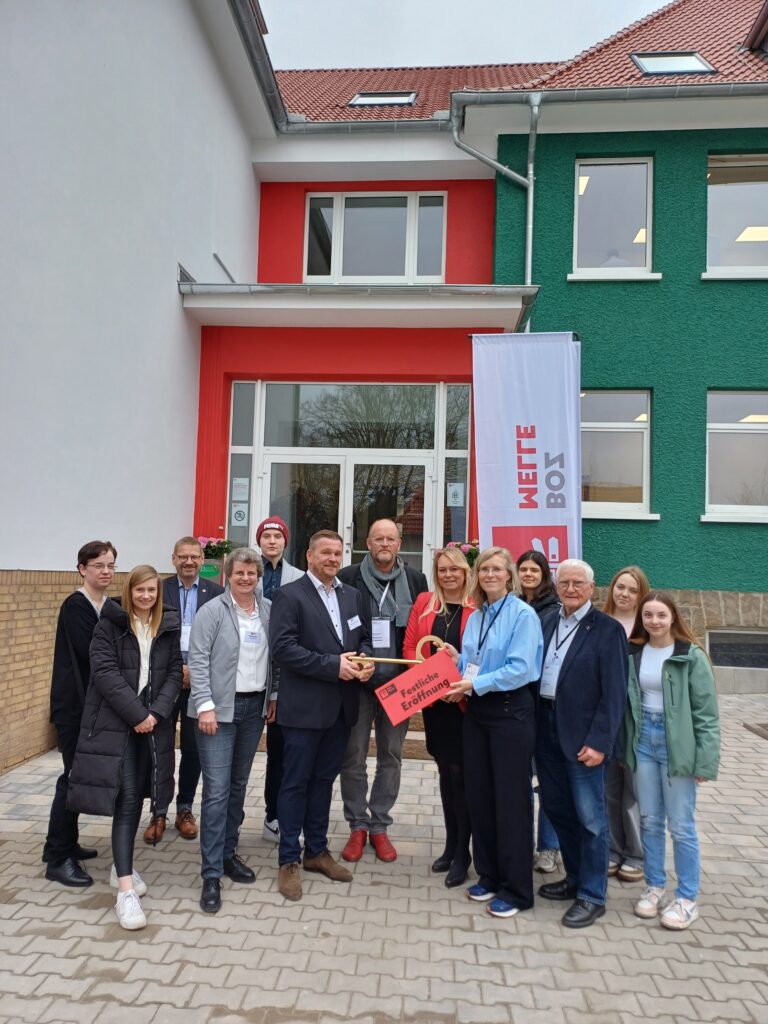 Offizielle Schlüsselübergabe zur Einweihung des BerufsOrientierungsZentrums Melle mit Bürgermeisterin Jutta Dettmann, Sandra Kübler, Markus Kamann, Hannes Wesseler, Christopf Spies, Johannes Rahe, Beate Göke und weiteren Gästen.