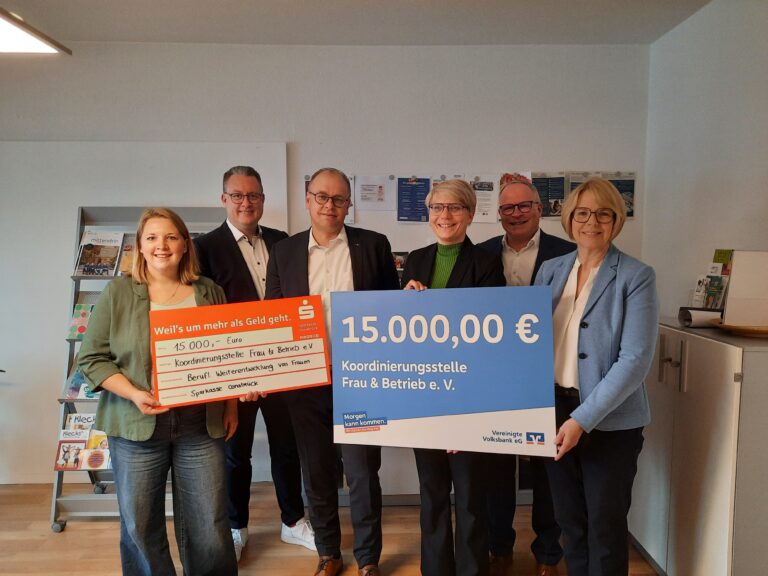 Freuen sich über die Spendenübergabe: die Koordinierungsstelle Frau und Betreib zusammen mit den Förderern Stiftung der Sparkasse Osnabrück und Vereinigte Volksbank eG