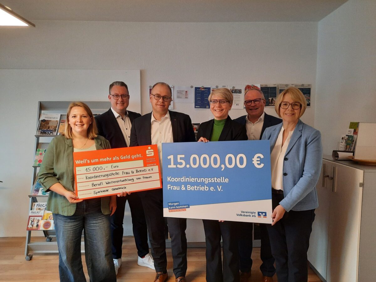 Freuen sich über die Spendenübergabe: die Koordinierungsstelle Frau und Betreib zusammen mit den Förderern Stiftung der Sparkasse Osnabrück und Vereinigte Volksbank eG