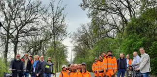 Verantwortliche rund um Katharina Pötter weihen neuen Radweg „Am Limberg" ein.
