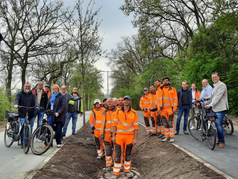 Verantwortliche rund um Katharina Pötter weihen neuen Radweg „Am Limberg" ein.