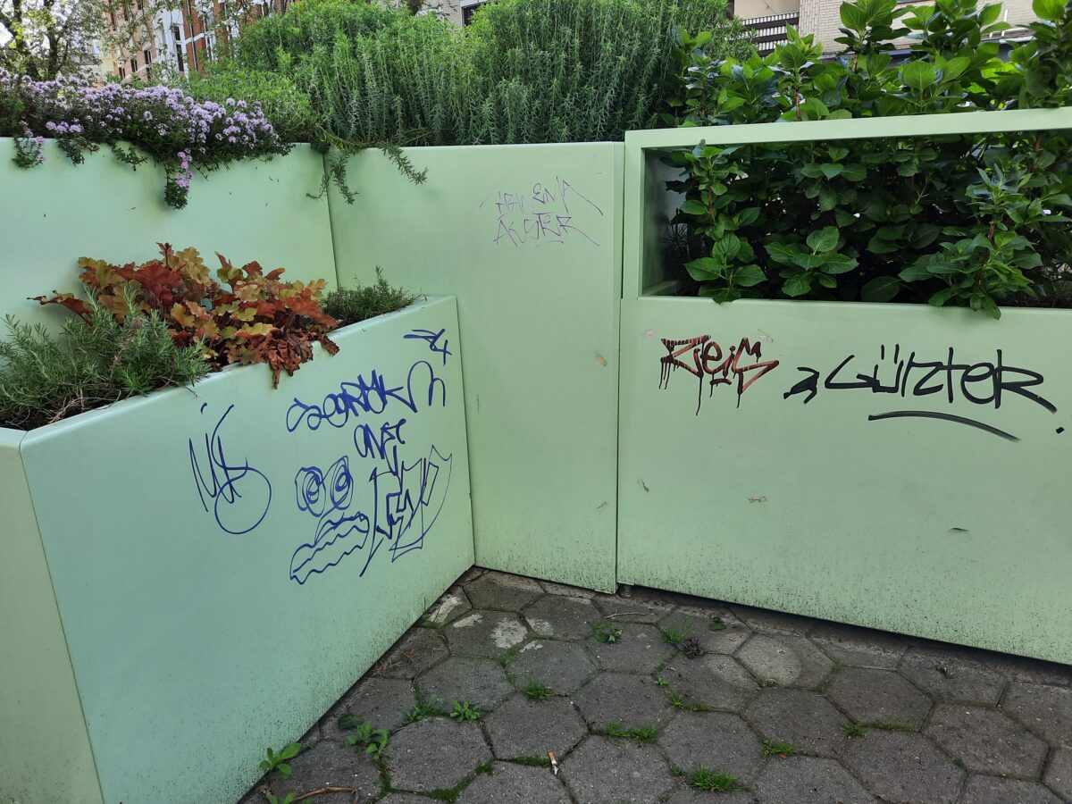 Graffiti an den mobilen Osnabrücker Stadtgärten in der Dielingerstraße. 