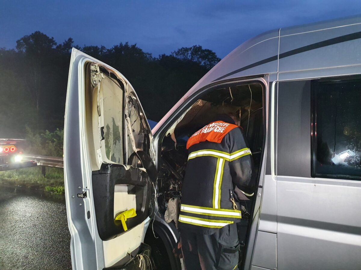 Zwischen Bramsche und Osnabrück: Blitz setzt Wohnmobil auf Autobahn A1 in Brand Wohnmobilbrand durch Blitz auf A1
