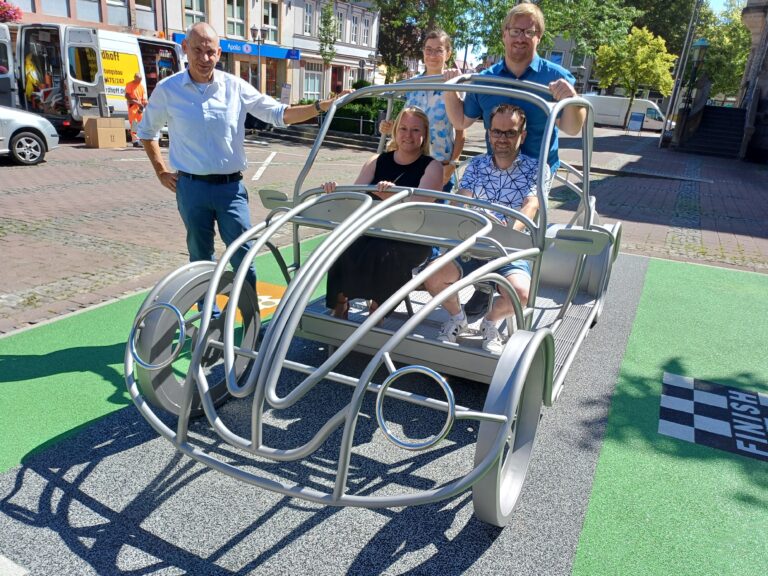 Testen das neue Kletterauto: Jutta Dettmann und Uwe Plaß (vorne sitzend). Mit dabei (von links): Uwe-Heinz Bendig, Sandra Löseke und Florian Schmeing. / Foto: Stadt Melle