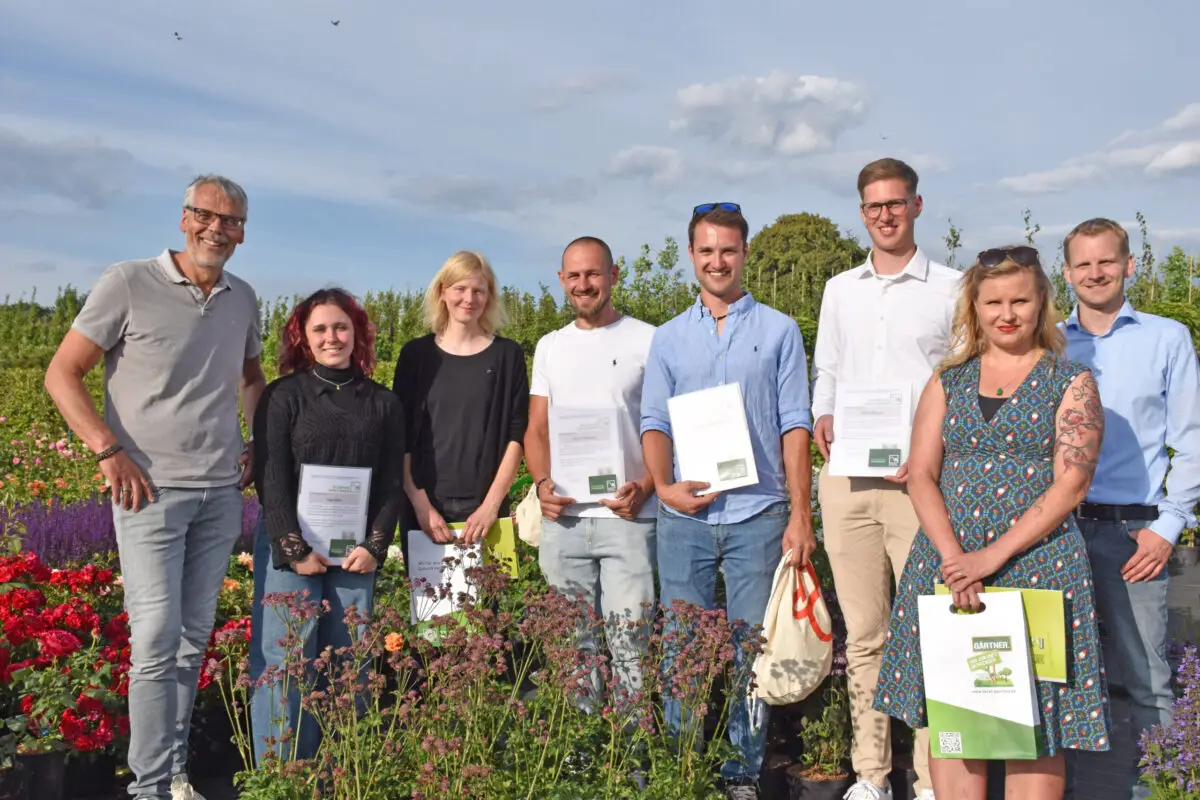 Gute Nachricht des Tages: Region Osnabrück hat 51 neu ausgebildete Gärtner und Gärtnerinnen Gruppenbild der Absolventinnen und Absolventen mit Ehrungen durch die Verbände V.l.n.r.: Stephan Rolf (VGL), Anja Nitzko, Antje Uthmeier, Johann Polujanow, Cornelius Simon, Fabian Mertens, Anne Weinholz-Münchow, Lars Meyer zu Hörste (VGL) Quelle: VGL Niedersachsen-Bremen e.V. / Imma Schmidt