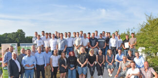 Gruppenbild aller neuen Gärtnerinnen und Gärtner in der Region Osnabrück 2025 mit den Ehrengästen: 1. Reihe v.l. Hans-Otto Petersmann, Lutz Brinkmann, Franz Wotte (LWK), Gerd Bentrup / 1. Reihe v.r.: Frank Wallenhorst (WVG Nord e.V.); Jonas Pohlmann / 2. Reihe v.l.: Niklas Bentrup, Wilhelm Kruse (BdB), Hilko Meyer (BBS) / 2. Reihe v.r.: Lars Meyer zu Hörste (VGL), Stephan Rolf (VGL). Quelle: VGL Niedersachsen-Bremen e.V. / Imma Schmidt