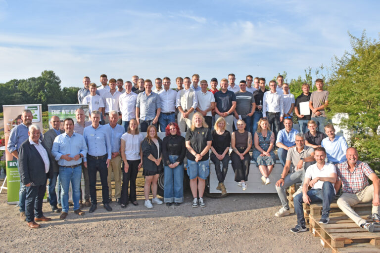 Gruppenbild aller neuen Gärtnerinnen und Gärtner in der Region Osnabrück 2025 mit den Ehrengästen: 1. Reihe v.l. Hans-Otto Petersmann, Lutz Brinkmann, Franz Wotte (LWK), Gerd Bentrup / 1. Reihe v.r.: Frank Wallenhorst (WVG Nord e.V.); Jonas Pohlmann / 2. Reihe v.l.: Niklas Bentrup, Wilhelm Kruse (BdB), Hilko Meyer (BBS) / 2. Reihe v.r.: Lars Meyer zu Hörste (VGL), Stephan Rolf (VGL). Quelle: VGL Niedersachsen-Bremen e.V. / Imma Schmidt