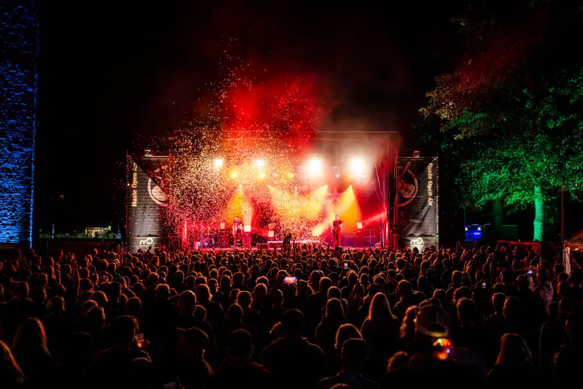 Mehr als 2.000 Gäste besuchen jährliche die Benefiz-Veranstaltung Haste Open Air im September. / Foto: Björn Plantholt | Fotokrat