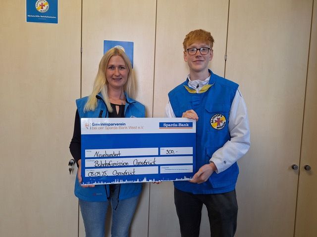 Lars Grotke (rechts), Auszubildender bei der Sparda-Bank West, überreicht einen symbolischen Scheck an Katrin Thiemann (links), Leiterin der Bahnhofsmission Osnabrück