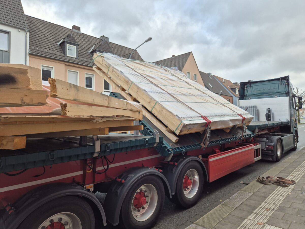 LKW kollidiert mit Bremer Brücke