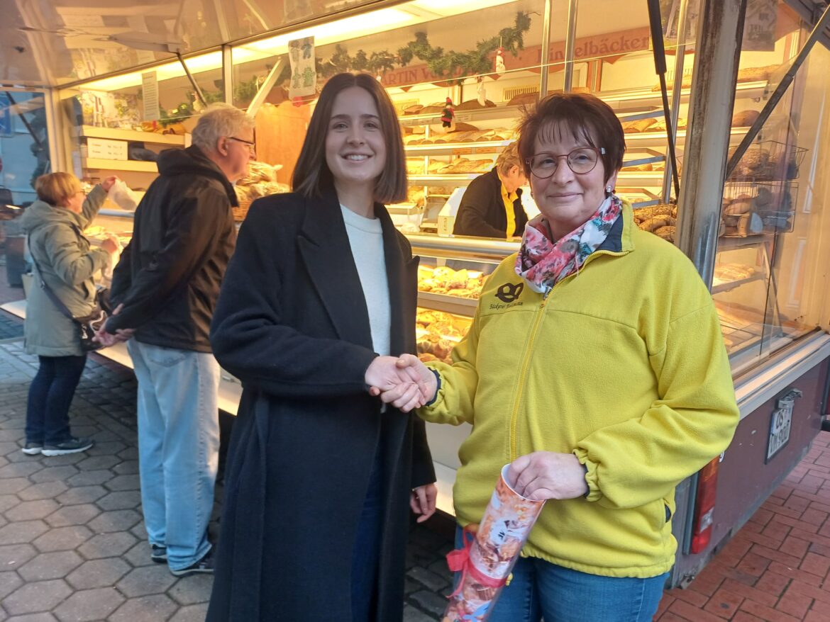 Bildunterschrift: Herzliches Dankeschön: Thekla Medeweller (rechts) und Maren Willenborg vor dem Verkaufswagen der Dinkelbäckerei Volkmann.