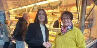 Bildunterschrift: Herzliches Dankeschön: Thekla Medeweller (rechts) und Maren Willenborg vor dem Verkaufswagen der Dinkelbäckerei Volkmann.