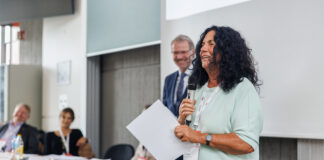Prof. Dr. Renate Zimmer freut sich über ihre Auszeichnung. Foto: Peter Leßmann / Markella Moraki