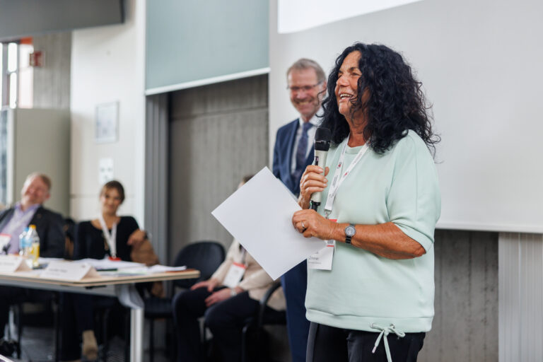 Prof. Dr. Renate Zimmer freut sich über ihre Auszeichnung. Foto: Peter Leßmann / Markella Moraki