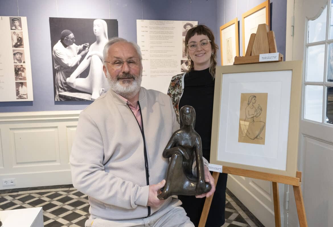 Boris Szalinski, Ausstellungsmacher und Enkel des Künstlers, sowie Claudia Stuckenberg (Kulturbüro Landkreis Osnabrück), präsentieren Werke in der Ausstellung „Fritz Szalinski“ im Museum im Kloster / Foto: Landkreis Osnabrück/Hermann Pentermann
