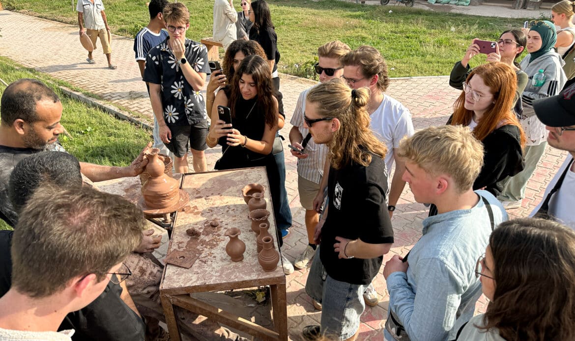 45 Studierende aus den Studiengängen Industrial Product Design und Freiraumplanung reisten nach Ägypten und arbeiten dort gemeinsam mit ägyptischen Studierenden an einem interdisziplinären Stadtentwicklungsprojekt. / Foto: Hochschule Osnabrück