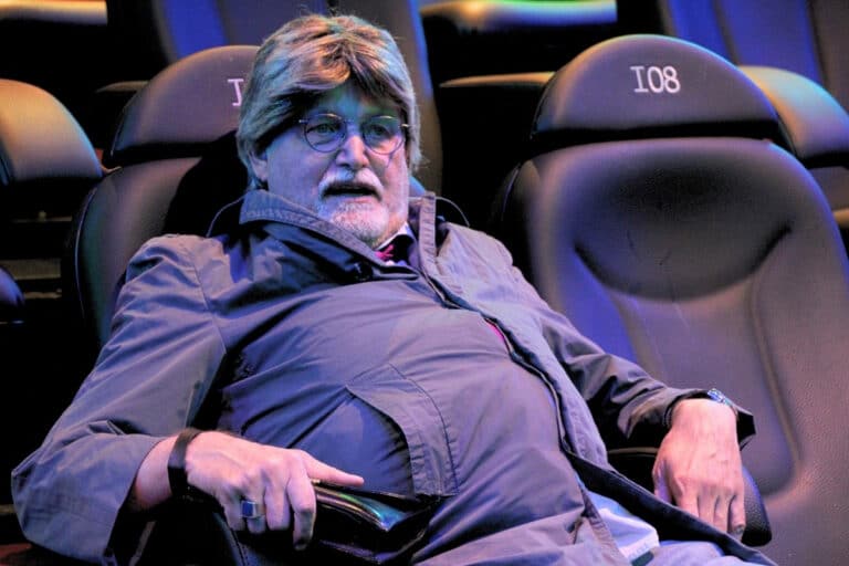 Martin Wellmann alias Horst Schlämmer nimmt im Kinosaal Platz. / Foto: Dominik Lapp in Innenstadt