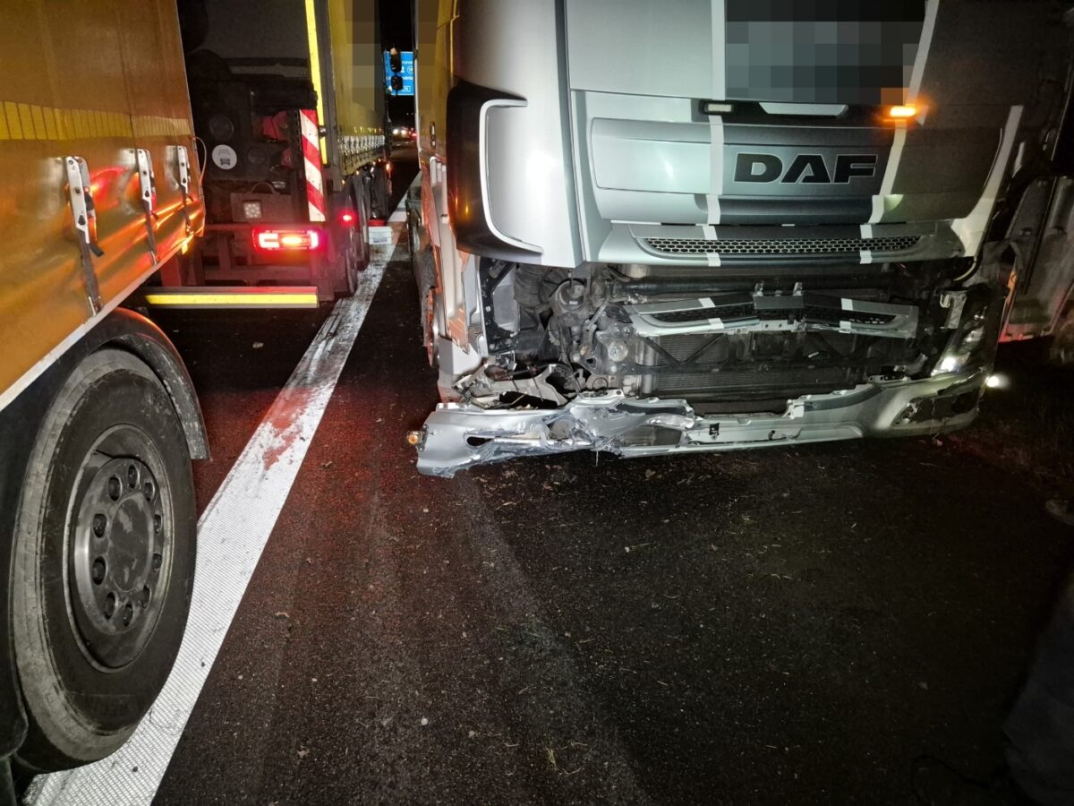 Unfall mit zwei Brummis derselben Spedition legt Autobahn A30 bei Osnabrück lahm LKW-Unfall auf der A30. / Foto: Heiko Westermann