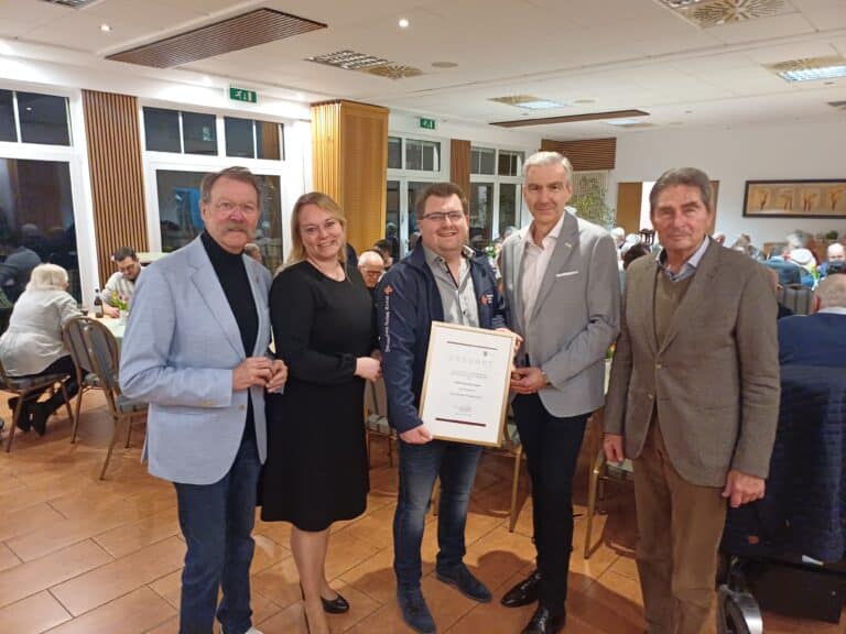 Strahlende Gesichter gab es während der Bürgerehrung „Gemeinsam für Buer“: (von links) Wilhelm Hunting, Jutta Dettmann, Dominik Linge, Lars Albertmelcher und Dieter Finke-Gröne. / Foto: Stadt Melle