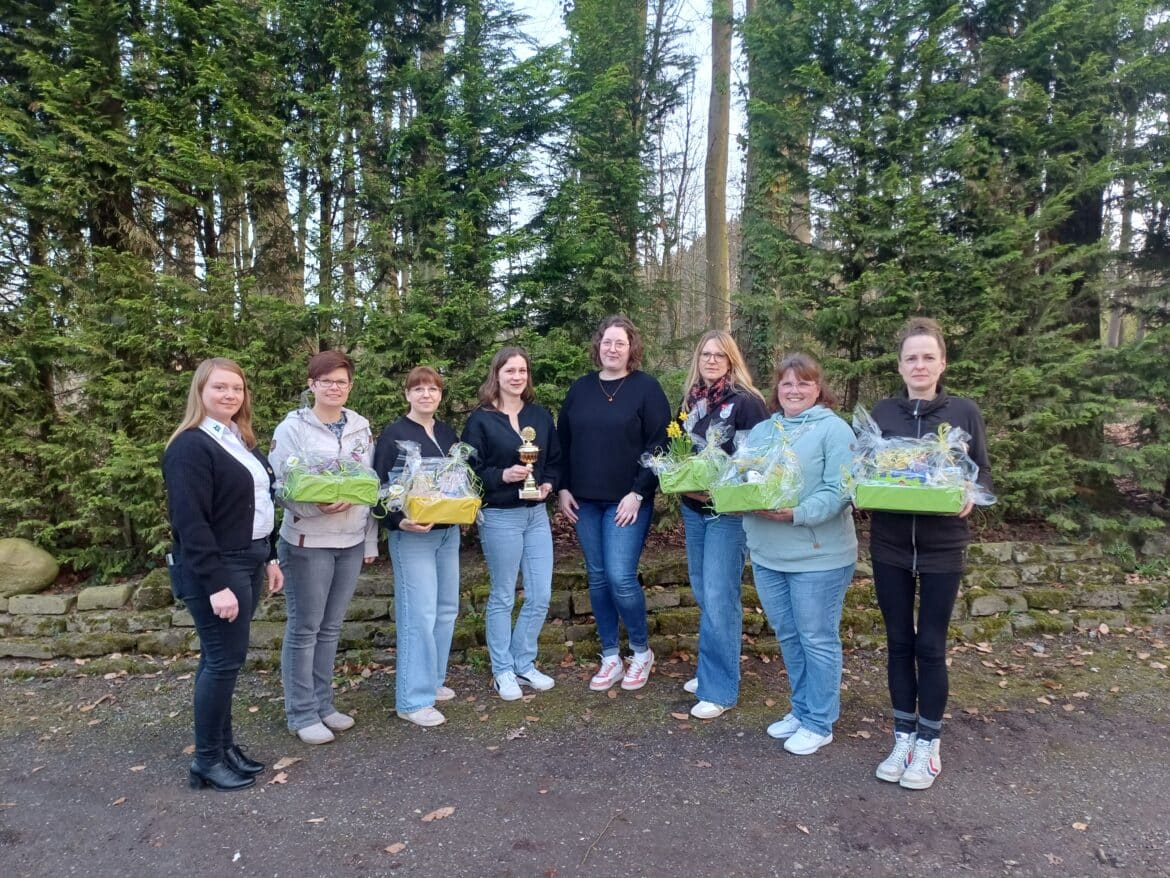 Frohe Mienen bei der Siegerehrung: Die neue Bernsteinkönigin, Frauke Selhöfer (Vierte von rechts), zusammen mit (von links) Rebecca Schultz, Stefanie Maistrak, Nicole Kranz, Christine Hagedorn, Silvia Fuhge, Tanja Pegesa und Cindy Caspar. / Foto: Schützenkreis Grönegau