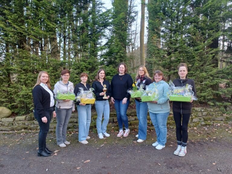 Frohe Mienen bei der Siegerehrung: Die neue Bernsteinkönigin, Frauke Selhöfer (Vierte von rechts), zusammen mit (von links) Rebecca Schultz, Stefanie Maistrak, Nicole Kranz, Christine Hagedorn, Silvia Fuhge, Tanja Pegesa und Cindy Caspar. / Foto: Schützenkreis Grönegau in Melle